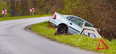Ein Auto ist neben der Straße die Böschung hinunter gefahren und muss geborgen werden.
