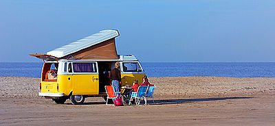 Familie campt am Meer