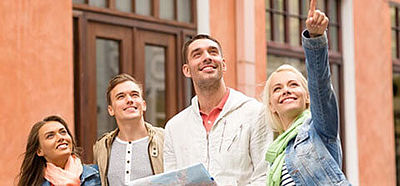 Gruppe junger Menschen im Urlaub.