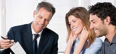 Berater zeigt Formulare.