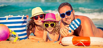 Eine Familie liegt im Urlaub am Strand
