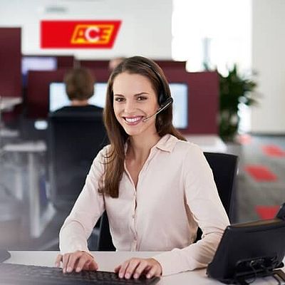 Mitarbeiterin des ACE-Notruf arbeitet