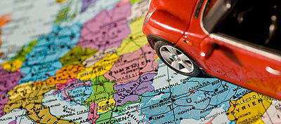 Modell Auto auf Landkarte