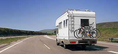 Camper fährt auf einer Straße
