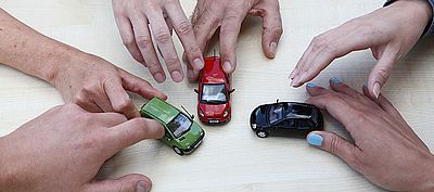 Menschen Spielen mit Spielzeugautos