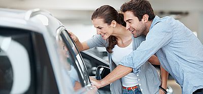 Mann untersucht ein Auto