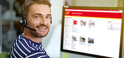 Reisebüro Mitarbeiter bei der Arbeit