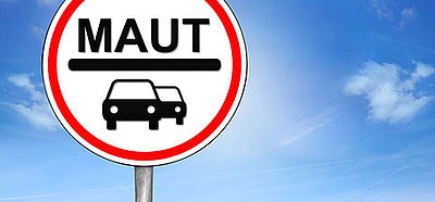 Ein Maut-Schild vor blauem Himmel