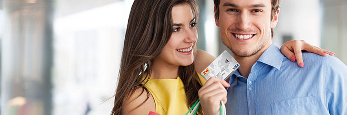 Frau freut sich über Ihren Einkauf mit Kreditkarte
