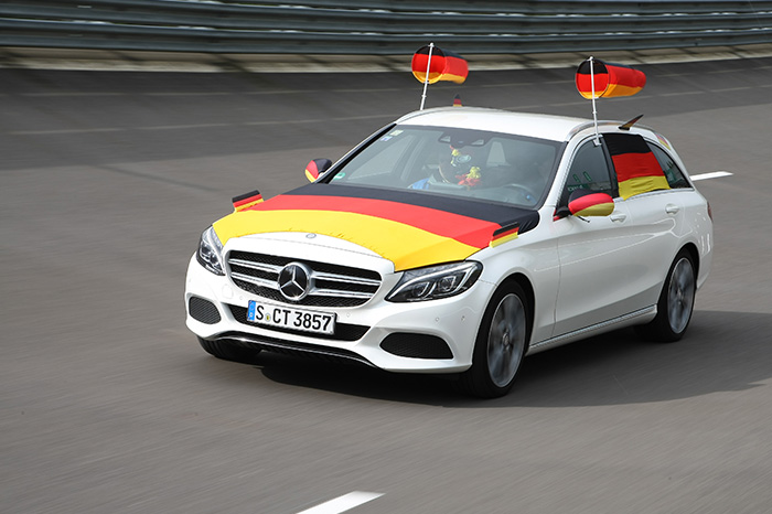 Mit Deutschlandflaggen geschmücktes Auto zur Fußball-WM 2018