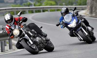 immer sicher unterwegs Zwei Motorradfahrer in der Kurve