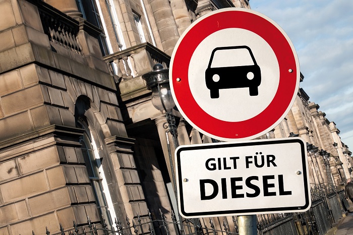 Fahrverbotsschild für Diesel-Pkw vor Gebäude